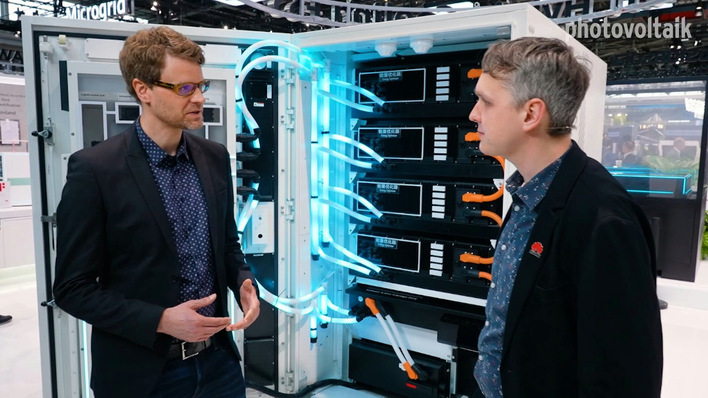 David Niehaus von  Huawei Fusionsolar (rechts) erläutert die neuen Systeme.