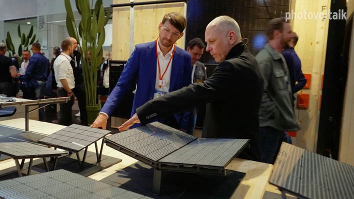 Produktmanager Sebastian Geier (links) erläutert die Neuheiten von IBC Solar.