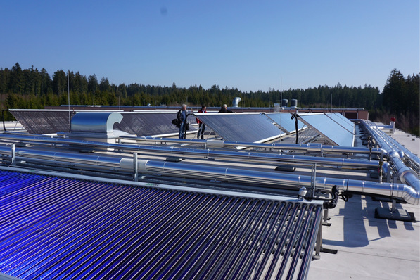 Die Rothaus-Brauerei in Grafenhausen im Schwarzwald setzt schon seit 2018 Sonnenwärme in der Bierproduktion ein:
für eine Flaschenwaschanlage und einen Brauwassertank.