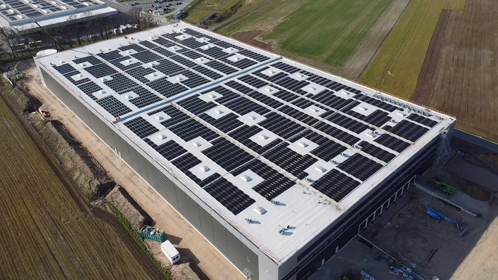 Noch ist die Multifunktionshalle im Bau. Wenn sie fertig ist, können die Mieter Sonnenstrom nutzen, ohne dafür investieren zu müssen.