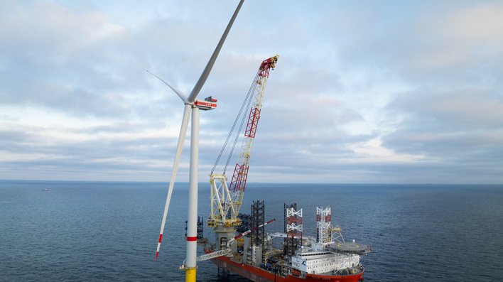 Erste Windenergieanlage im Nordsee-Windpark He Dreiht von EnBW, errrichtet im April 2025, der noch 2025 mit 960 Megawatt ans Netz gehen soll.