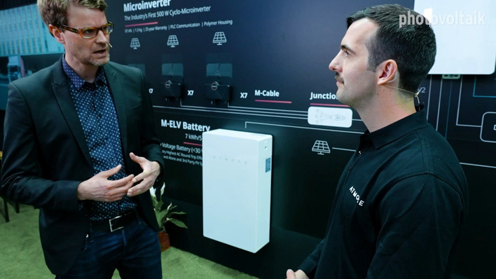 Produktmanager Alec Curry (rechts) erläutert die neue Niederspannungsbatterie von Atmoce.