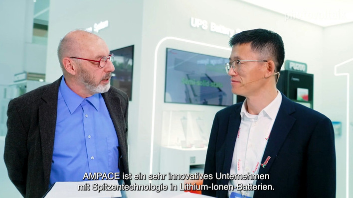 CTO Qingfeng Yuan (rechts) erklärt das Sicherheitskonzept der Batterien.
