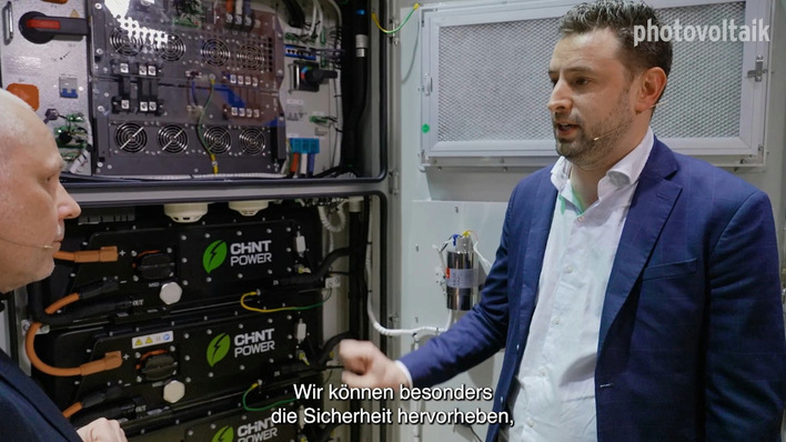 Luis Haya (rechts) stellt innovative Speichersysteme von Chint vor.