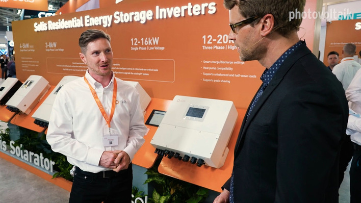 René Gelfert (links) zeigt den starken Solis-Wechselrichter für Gewerbedächer.