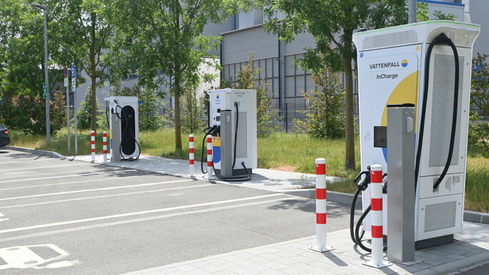 In Zukunft können Elektromobilitsten auch an 124 Standorten von Mondial ihre Autos an solchen Ladesäulen tanken.