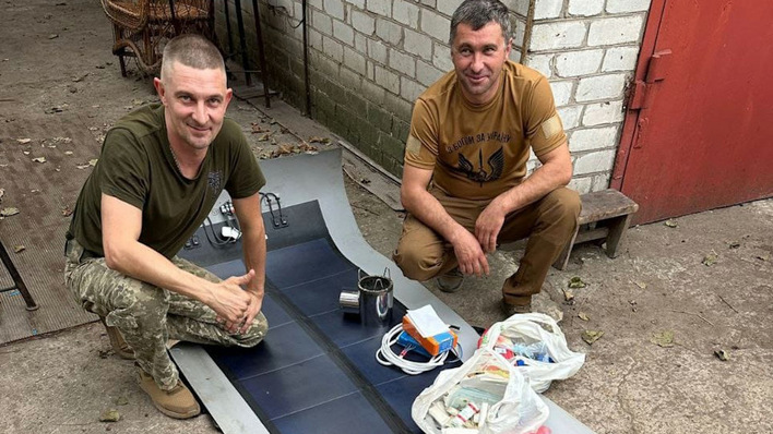 Die flexiblen Solarbahnen sind auf dem Dach nur sehr schwer zu entdecken - anders als kristalline Solarmodule.