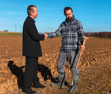 Grundstücke für Wind- und Solarprojekte können gepachtet oder auch gleich käuflich erworben werden.