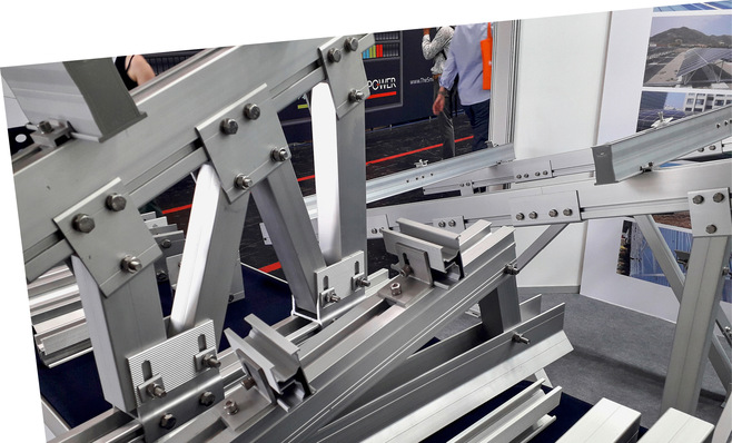 Nahaufnahme von metallischen Strukturstützen und Balken, die an einem Messestand ausgestellt sind. - © Foto: Heiko Schwarzburger