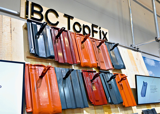 Bereits im vergangenen Jahr hat IBC Solar sein Sortiment an Dachersatzziegeln vorgestellt. In diesem Jahr haben weitere Hersteller zusätzliche Lösungen für Dächer entwickelt, um die Bearbeitung von Ziegeln zu vermeiden.