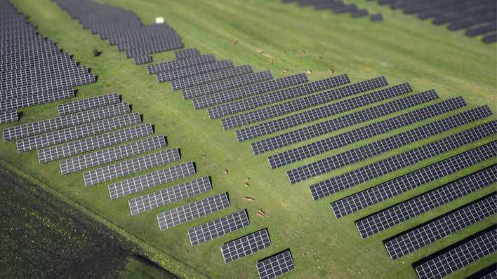 Mit dem neuen PMT Titan ist auch Premium Mounting Technologies in das Freilandsegment eingestiegen. Wichtig war bei der Entwicklung die Möglichkeit, Unebenheiten im Gelände auszugleichen.