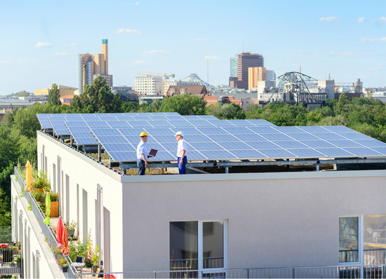 Photovoltaik auf Mehrfamilienhäusern zu nutzen, stößt auf zunehmend größeres Interesse.