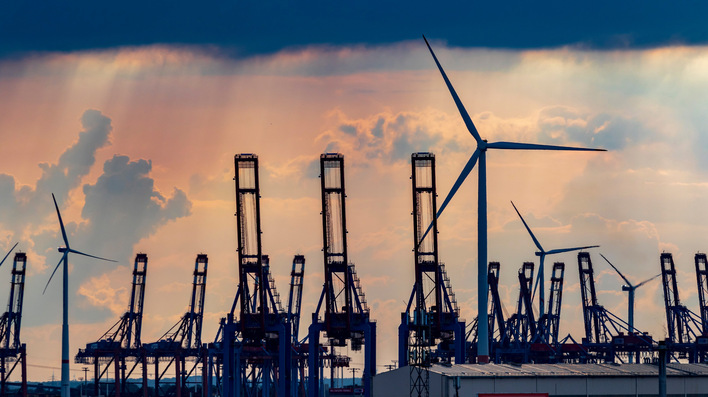 Auch durch die Elbe soll der Schubleichter künftig fahren können, um bei Straßenproblemen einzelne Rotorblätter der Enercon-Flaggschiffturbine E-175 ergänzend zur Windparkbaustelle an Land zu bringen. Hier zu sehen: Hafen- und Windkraftidyll an der Elbe   