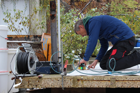 Alter Beton kann in neuen Bauprojekten wiederverwendet werden. Um den Beton dahingehend zu prüfen, gibt es verschiedene Methoden. BAM-Ingenieur Jens Wöstmann führt eine Bestandsaufnahme mit einem Radarverfahren durch.
