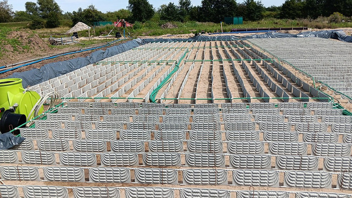 In der oberflächennahen Geothermie kann Erdwärme unter anderem mittels Kollektoren gewonnen werden.