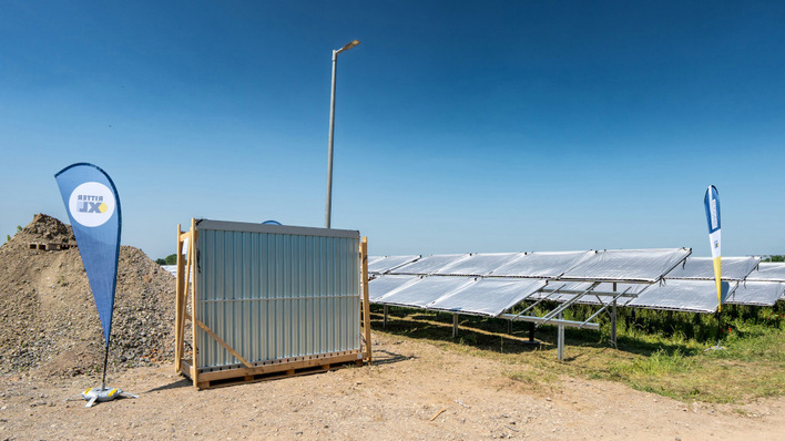Inzwischen ist der letzte Kollektor der riesigen Solarthermieanlage in Leipzig verbaut.
