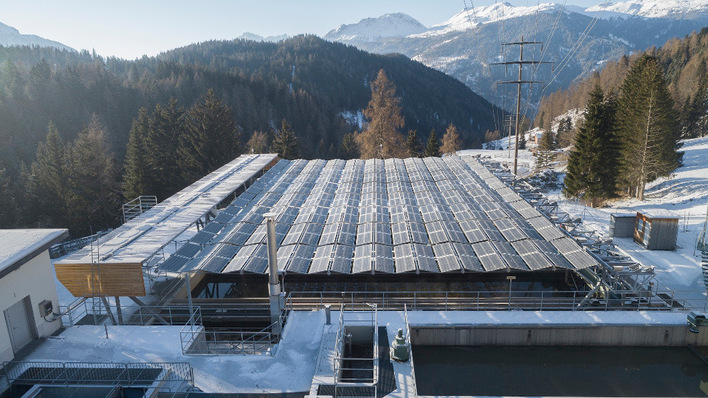 Wie hier im schweizerischen Vaz in Graubünden baut DHP Technology auch Solarfaltdächer über Kläranlagen in Deutschland.