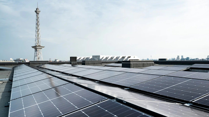 Allein auf den Dächern der Messegebäude am Funkturm haben die Berliner Stadtwerke 7,5 Megawatt Solarleistung aufgebaut.