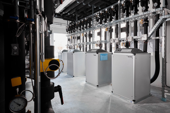 Wärmepumpen funktionieren als Gebäudeheizungen oder in höheren Leistungs- und Temperaturklassen auch in Fernwärmenetzen und Industrieprozessen.