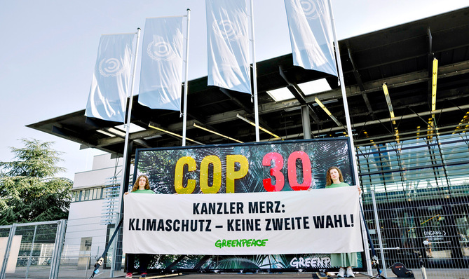 Greenpeace-Delegation am zweiten Tag der Bonner Klimakonferenz