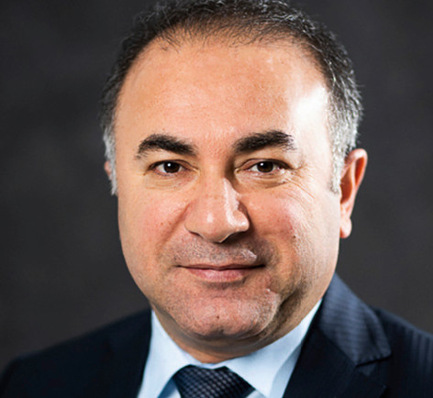 Ein Mann mittleren Alters in Anzug und Krawatte lächelt leicht vor einem dunklen Hintergrund. - © Foto: Kevin Winiker Photostudio Ottensen - Nordex