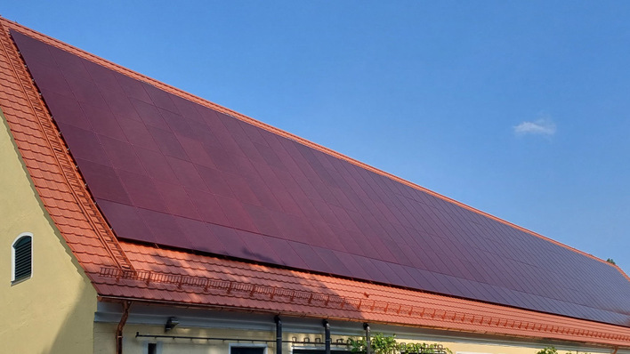 Insgesamt wurden 120 Kilowatt in Rot auf 640 Quadratmetern Dachfläche montiert.