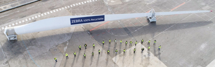 Frisch gefertigtes vollständig recycelbares Rotorblatt aus der Produktion von LM Wind Power, 17. März 2022, Ponferrada, 62 Meter lang