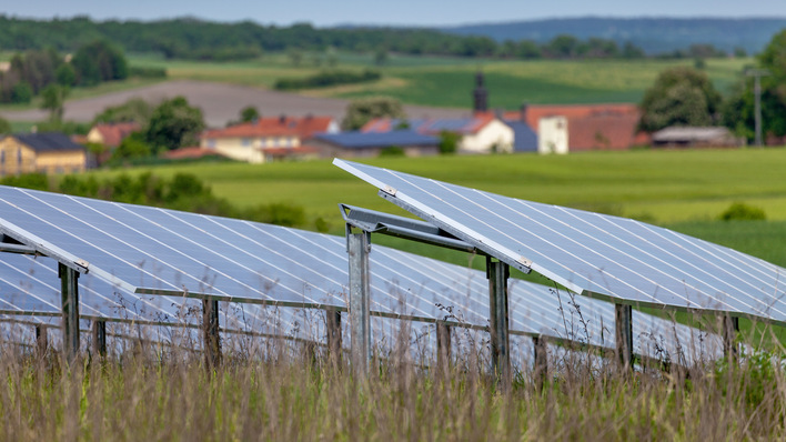 © hykoe - stock.adobe.com Solar Förderung Dorf Anlage