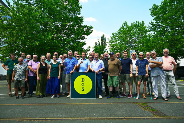 Die Teilnehmerinnen und Teilnehmer der Delegiertenversammlung der DGS Ende Juni in Nürnberg. Zusätzlich nahmen noch Delegierte online teil.