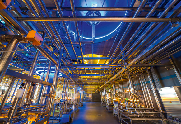 1  Alle Einbauteile des neuen Braukellers, wie zum Beispiel die CO2 - Erfassungsanlage, bestehen aus Edelstahl. Was optisch gut aussieht, dient zuvorderst den Anforderungen bezüglich Reinigung und Korrosion.