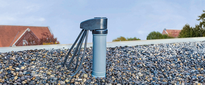 Mit dem Schwanenhals mit Klappelement lassen sich starre Leitungen durch ein Flachdach ziehen.