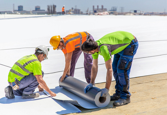 Abdichtungsbahnen Everguard TPO werden verlegt.