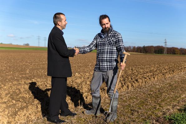 Grundstücke für Wind- und Solarprojekte können gepachtet oder auch gleich käuflich erworben werden.