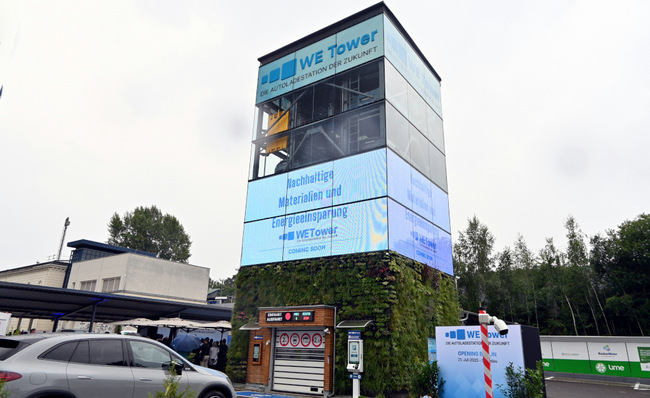 Mit begrünter Fassade und Solaranlage auf dem Dach: Bei dieser Version des We Towers parken und laden zehn Elektroautos auf einer Fläche von 50 Quadratmetern.