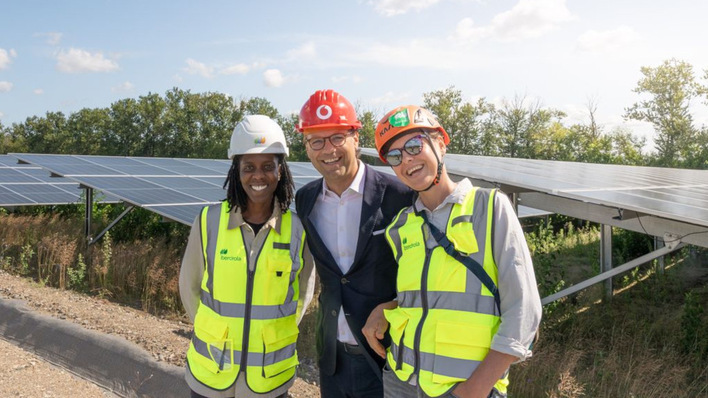 Michael Jungwirth, Mitglied der Geschäftsleitung bei Vodafone Deutschland, mit Technikerinnen vor dem Solarpark von Iberdrola in Boldekow.