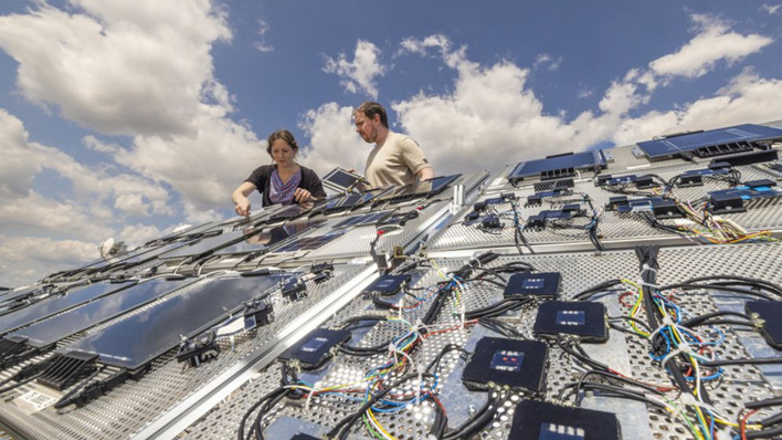Auf dem Dach eines Forschungsgebäudes am HZB befindet sich die Messstation für Perowskit-Solarzellen.