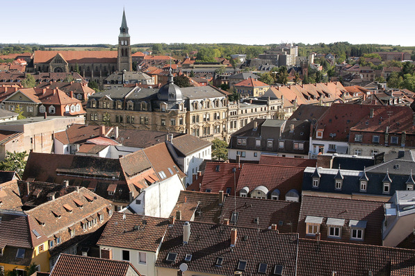 Zu den vorgeschlagenen Maßnahmen gehören eine bedarfsgerechtere Verteilung der Förderung sowie das Schaffen von Sanierungsanreizen für Vermietende, bei der zugleich Mietende vor übermäßigen Kostensteigerungen geschützt werden.