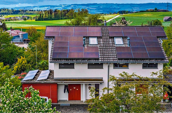 Nach dem Austausch der alten thermischen Sonnenkollektoren nutzen Photovoltaikmodule die Dachfläche optimal aus.