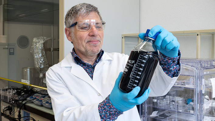 Forscher Jakob Heier mit der Drucktinte, die hochwertiges Graphen enthält – und ist trotzdem günstig herzustellen ist.