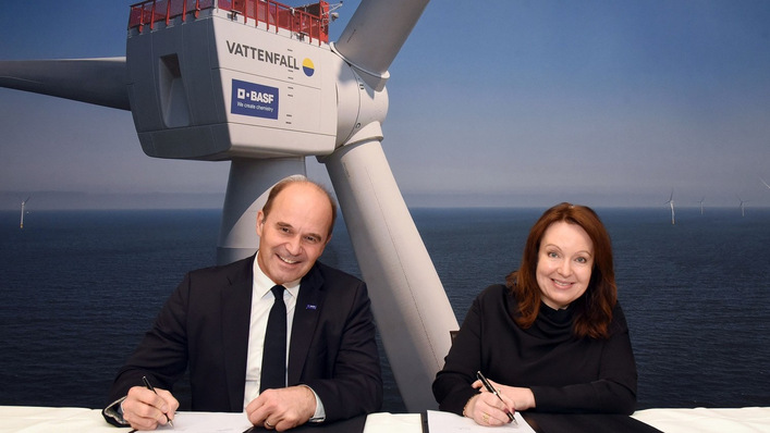 Bisher war Vattenfall auf deutsche Offshore-Windkraft konzentriert, künftig wird das Unternehmen hierzulande auch viel in Onshore-Windkraft machen. Hier zu sehen: Unterzeichnung der Absichtserklärung einer 49-Prozent-Beteiligung des Chemiekonzerns BASF am Vattenfall-Windparkprojekt Nordlicht mit 1,6 Gigawatt: Martin Brudermüller, BASF-Chef, und Anna Borg, CEO Vattenfall, bei der Unterzeichnung.