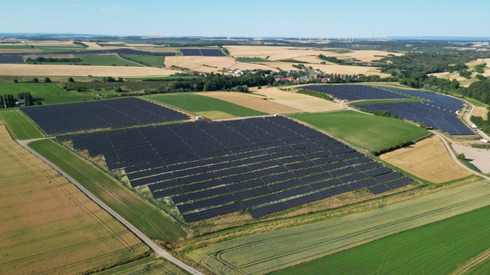 Die neue Anlage in Darstadt hat eine Leistung von 70 Megawatt und ist in Zukunft ein Rückzugsgebiet für Tiere und Pflanzen.
