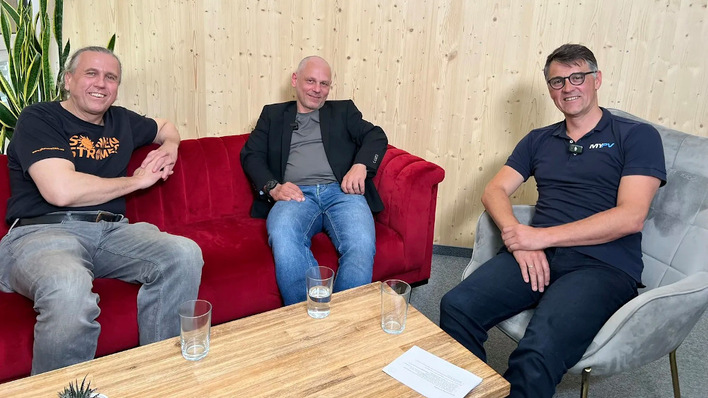 Die Redakteure der photovoltaik und Markus Gundendorfer (rechts) tauschen sich über die Möglichkeiten der solaren Elektroheizung aus.