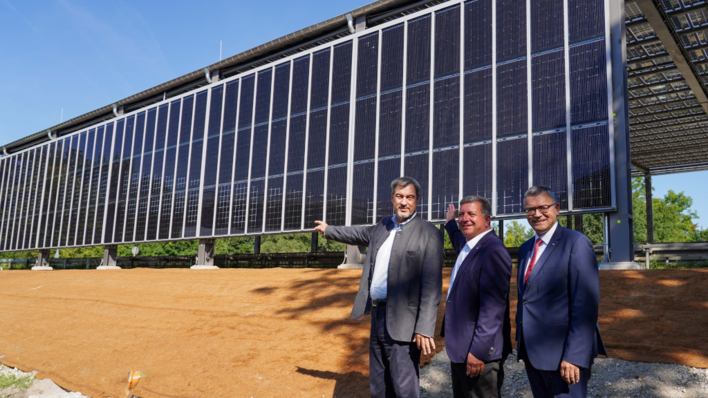 Ministerpräsident Markus Söder, Bayerns Verkehrsminister Christian Bernreiter und Staatskanzleiminister Florian Herrmann bei der Inbetriebnahme der Anlage.