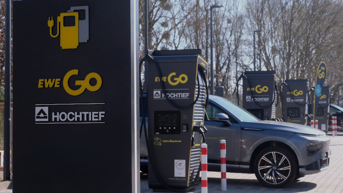 Insgesamt 90 dieser Schnellladeparks wollen EWE Go und Hochtief in den nächsten anderthalb Jahren aufbauen.