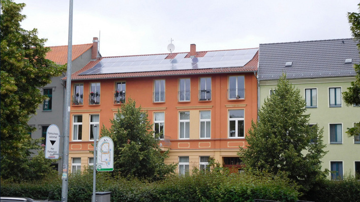 Die solare Dachanlage ist ein wichtiges Standbein der Energiewende. Statt über Vergütungskürzung zu diskutieren, sollte die Politik lieber die clevere Nutzung ermöglichen.