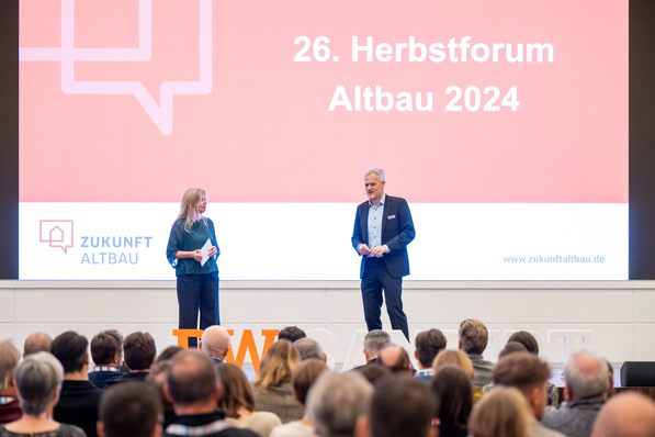 Wie im vergangenen Jahr treffen sich auch in diesem Expertinnen und Experten des energetischen Sanierens beim Herbstforum Altbau in Stuttgart.