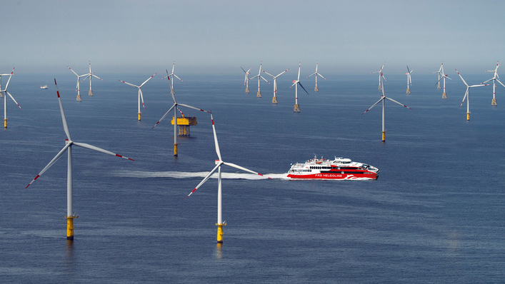 Symbolbild: Hochgeschwindigkeits-Katamaran Halunder Jet der FRS Helgoline durchquert Nordsee-Windpark.