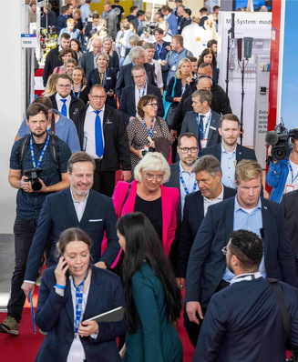 Presserundgang auf der Husum Wind mit Verbandsvertreter:innen und Politiker:innen 2023