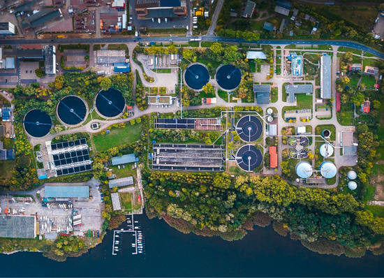 Sicht auf die Kläranlage Bramow, künftiger Standort des Green Energy Hubs.