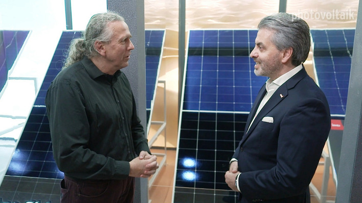 Engin Yaman von Longi (rechts) im Gespräch mit photovoltaik-Chefredakteur Heiko Schwarzburger.